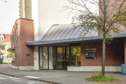 Entrée de la bibliothèque municipale - Agrandir l'image, fenêtre modale