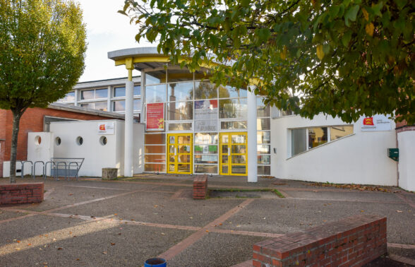 Entrée du lycée Les Bruyères