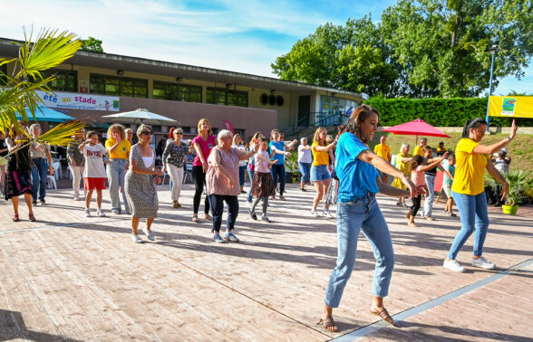 Une foule de vacanciers dansent dans l'Arène d'Un été au stade