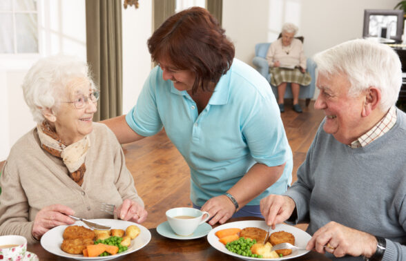 Un couple de senior se fait servir un repas