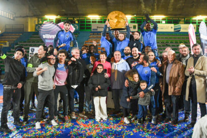 Les lutteurs du SSCC Lutte soulèvent leur trophée entourés des élus et des supporters sottevillais. - Agrandir l'image, fenêtre modale