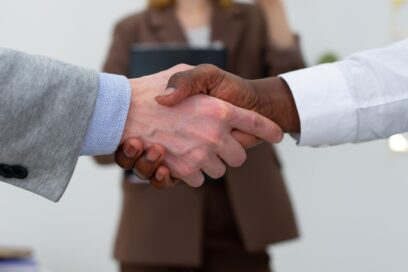 Une poignée de main entre deux opposants ayant trouvé une solution amiable - Agrandir l'image, fenêtre modale